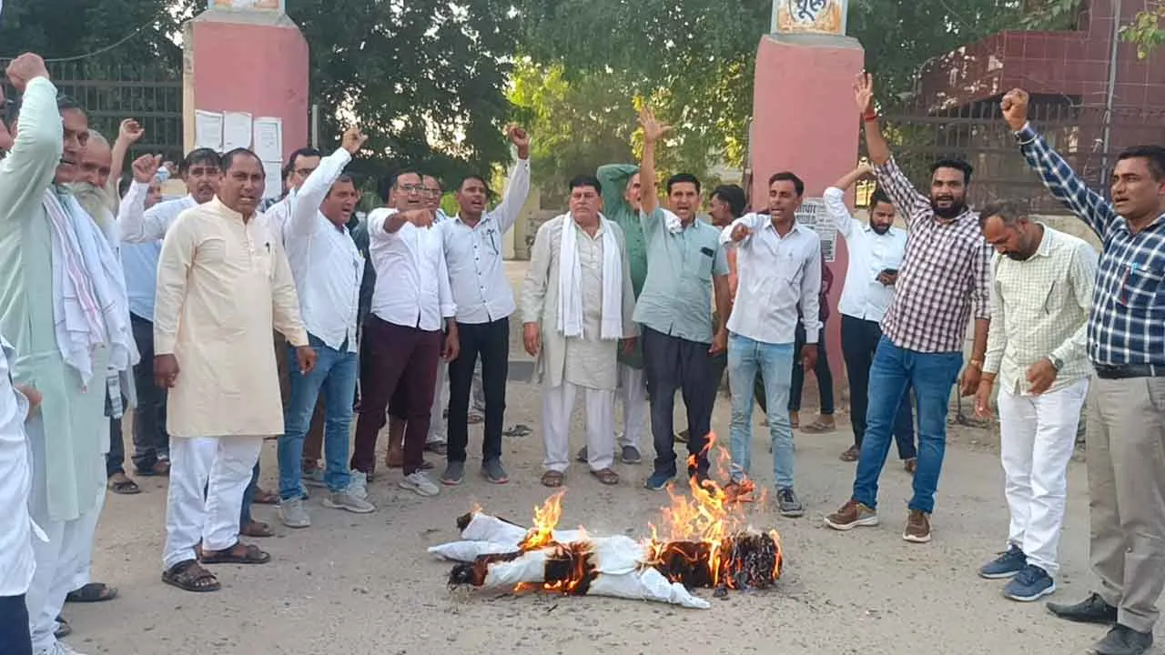 Teachers Protest: शिक्षकों ने फूंका शिक्षा मंत्री का पुतला, दी आदोलन की चेतावनी