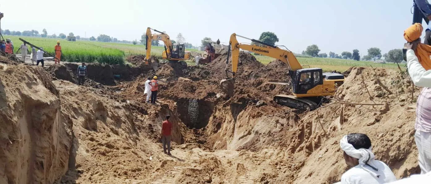 52 फीट गहरे कुंए में मिट्टी के नीचे दबा मजदूर, प्रशासन के साथ ग्रीन एस के सेवादार बचाव कार्य में जुटे