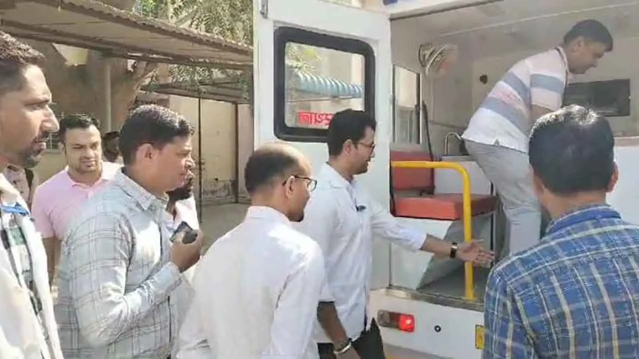जिला कलक्टर ने किया मोबाइल वेटरनरी यूनिट का अवलोकन