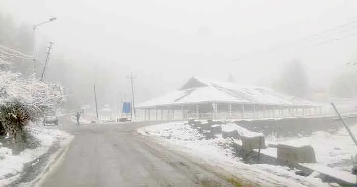 Jammu and Kashmir Weather: ऊंचाई वाले इलाकों में बर्फबारी, बढ़ेगी ठण्ड