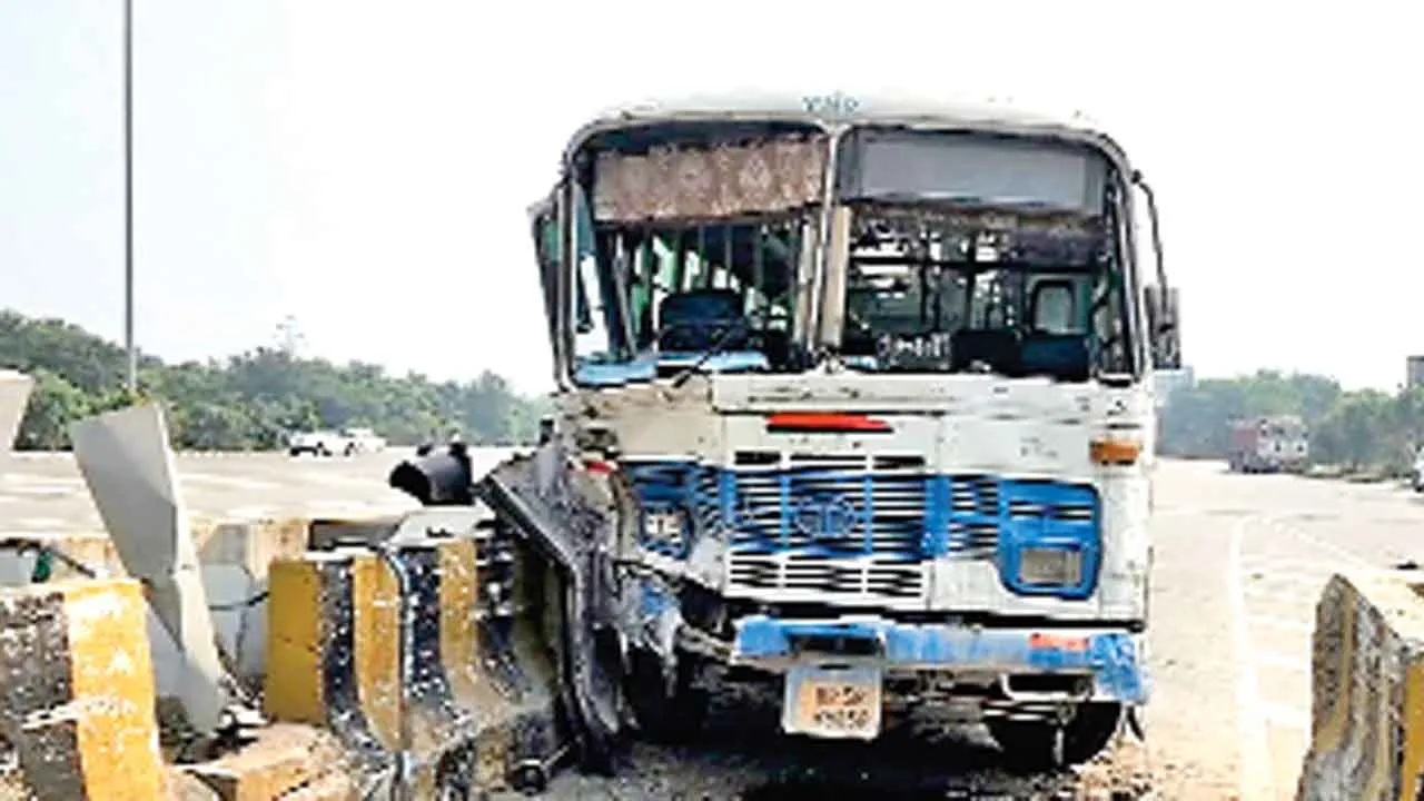 Haryana Roadways Bus Accident: टोल प्लाजा के डिवाइडर से टकराई बस, दर्जनभर सवारियों को आई चोट