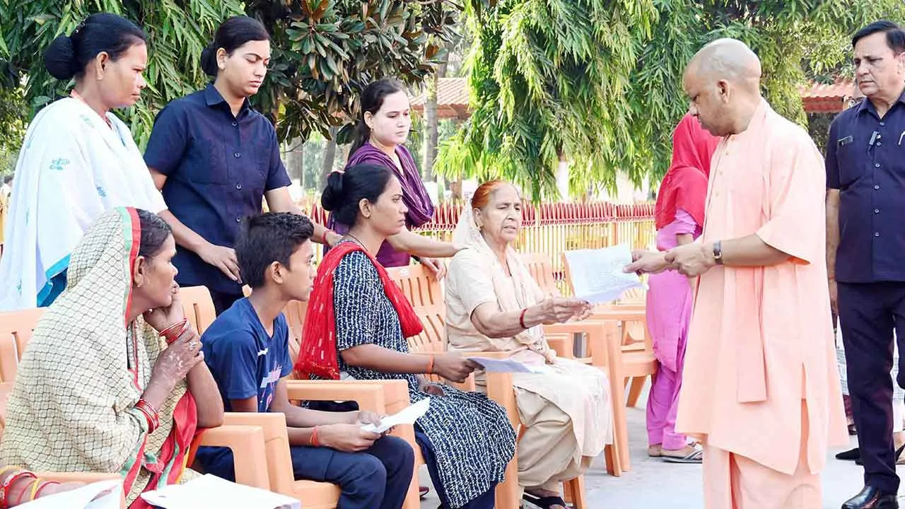 CM Yogi Adityanath: यूपी सीएम योगी की माँ की तबीयत बिगड़ी