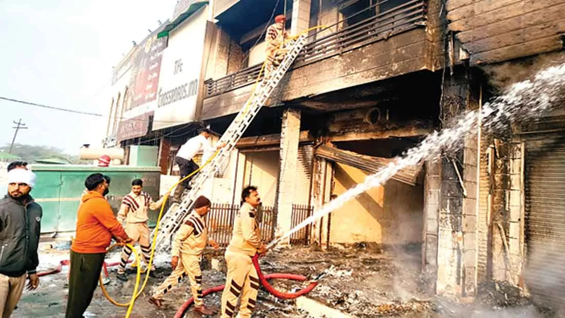 Fire in Restaurant: रेस्टोरेंट में लगी आग को डेरा श्रद्धालुओं ने बुझाया