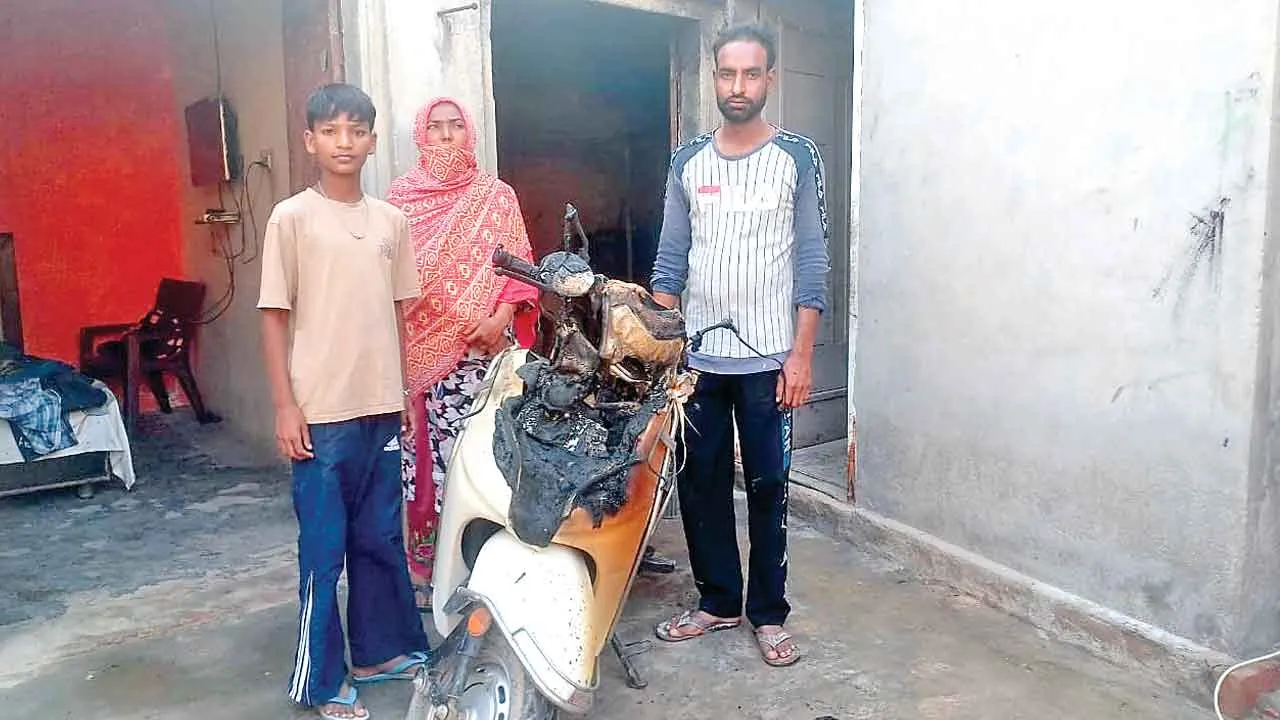 Fire: घर में लगी आग, कीमती सामान जलकर राख, जानी नुक्सान से बचाव