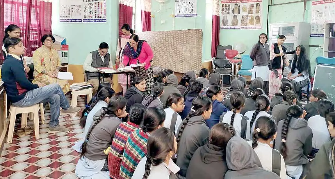 पीएम श्री राजकीय मोहता बालिका विद्यालय का सहायक निदेशक ने किया निरीक्षण