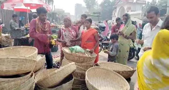 Chhath Puja 2024: छठ पर्व को लेकर बाजार में खरीदारी के लिए उमड़े पूर्वांचलवासी
