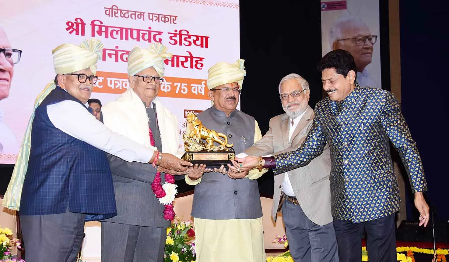 मिलापचंद डांडिया का सम्मान पवित्र लेखनी का सम्मान : गुलाबचंद कटारिया
