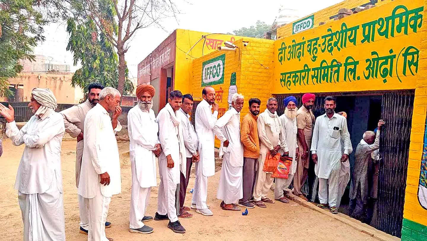 DAP Fertilizer Distributed Case: पासबुक में केवल पैसों का लेनदेन करने वालों को मिल रहे 2 बैग खाद, किसान बोले, हमें एनपीके नहीं डीएपी चाहिए