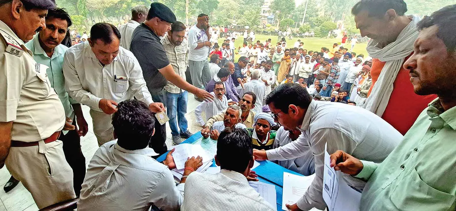 DAP Fertilizer Distributed: ब्लैक कैट कमांडों की निगरानी में बांटें डीएपी खाद के 22 हजार बैग