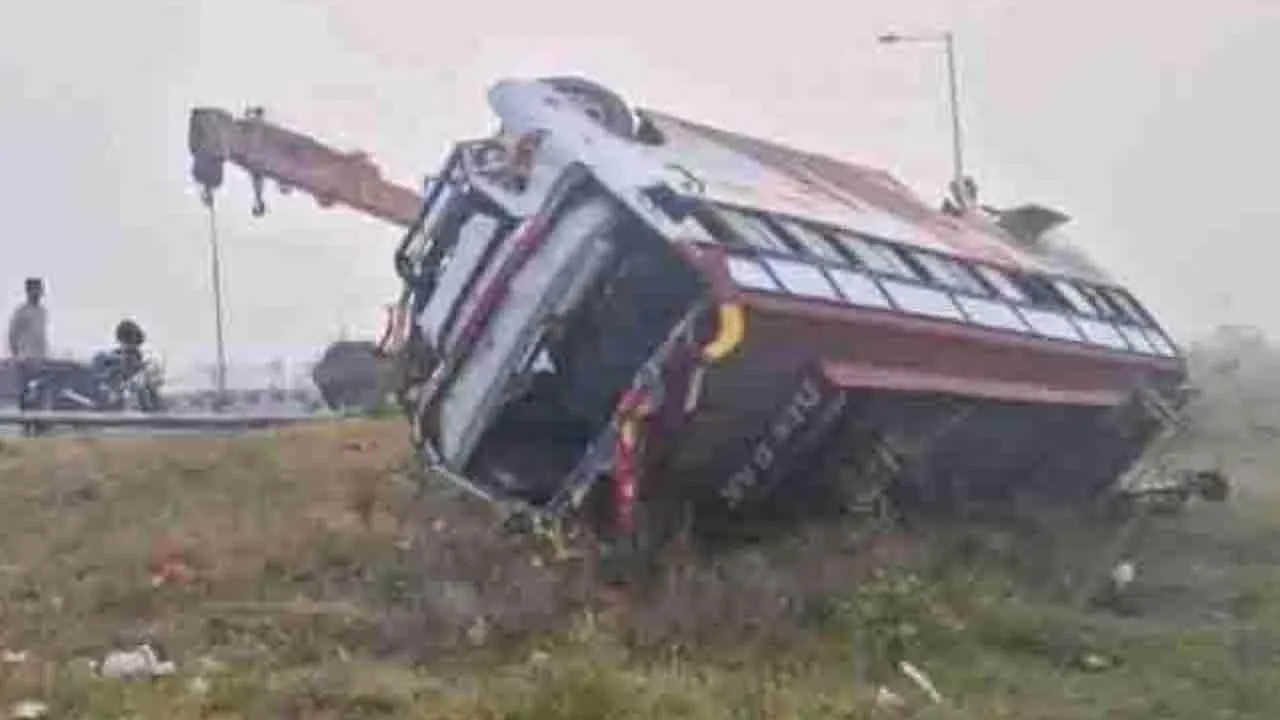 Road Accident: मजदूरों को लेकर जा रही डबल डेकर बस पलटी, डेढ़ दर्जन घायल, दो गंभीर