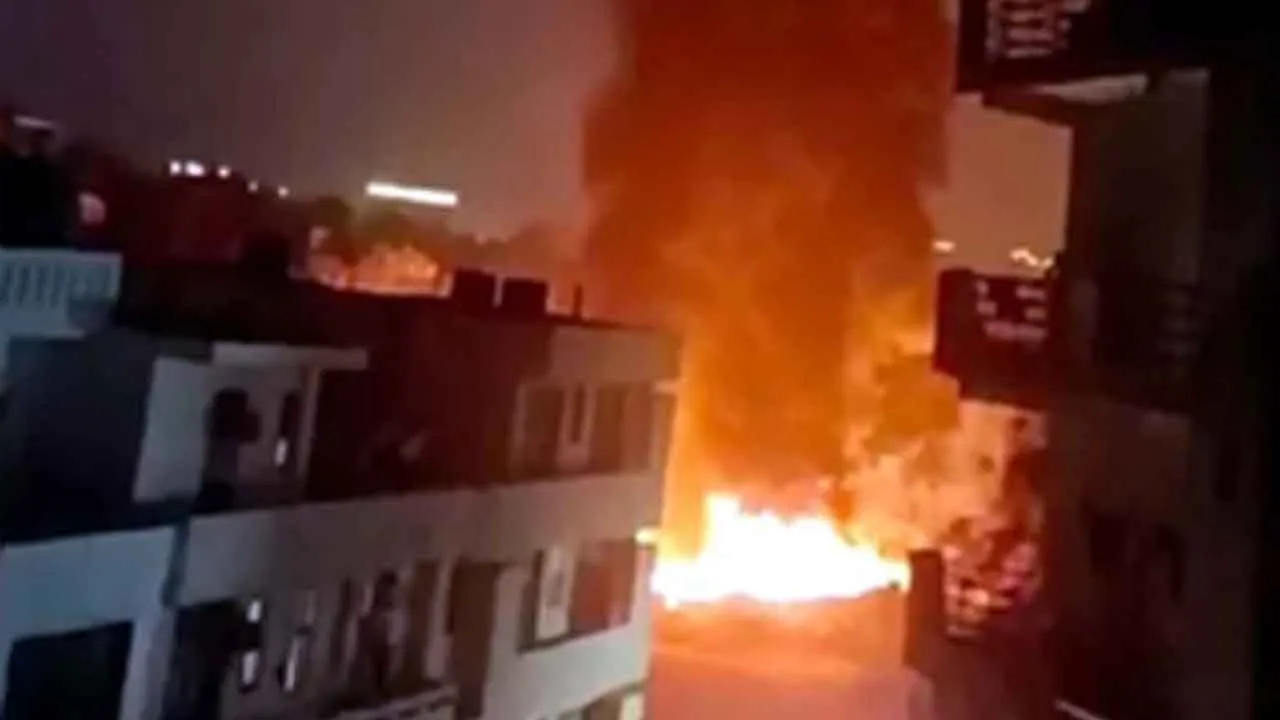 Fire: गुरुग्राम में गत्ता गोदाम में लगी भयंकर आग