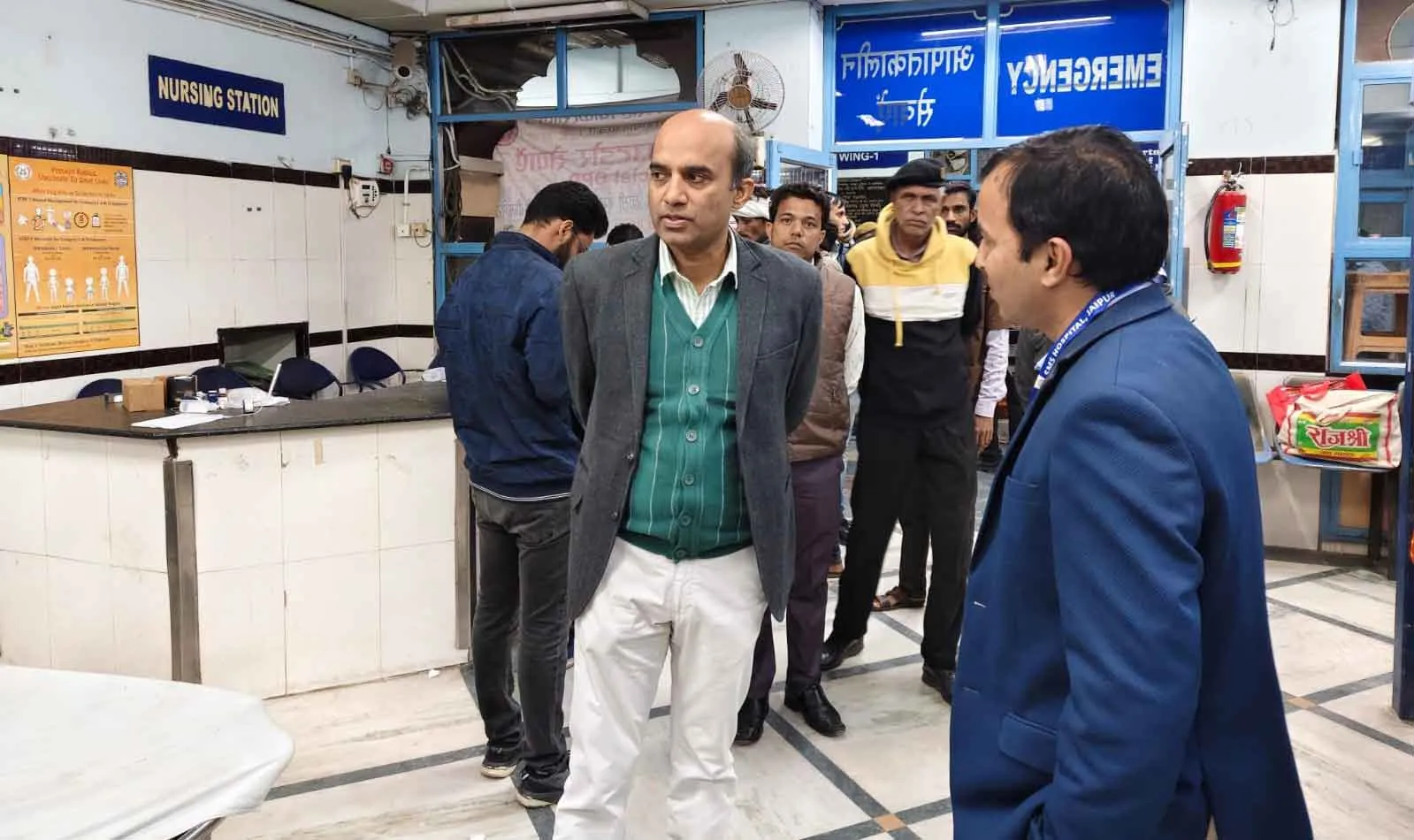 Medical Education Secretary Inspection: चिकित्सा शिक्षा सचिव ने रात दस बजे आमजन की तरह पहुंचकर किया औचक निरीक्षण