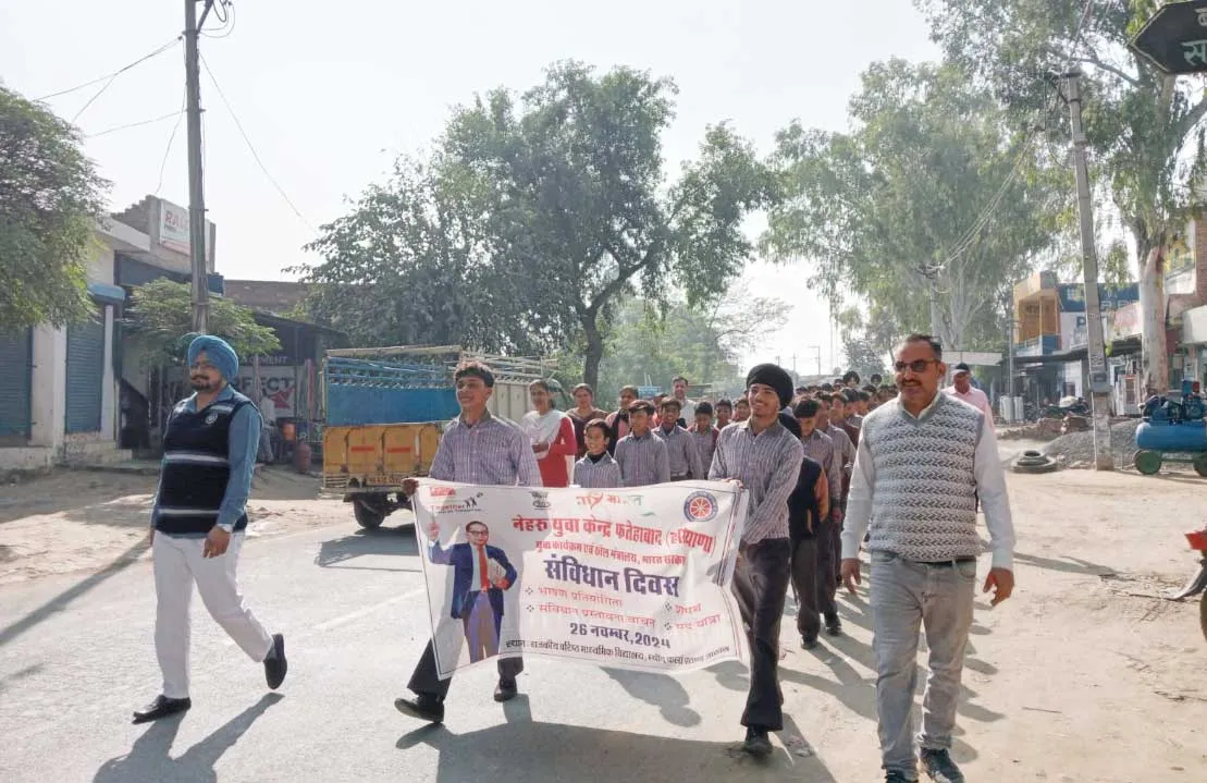संविधान दिवस पर गांव म्योंद कलां में सरकारी स्कूल के विद्यार्थियों ने निकाली गई पदयात्रा