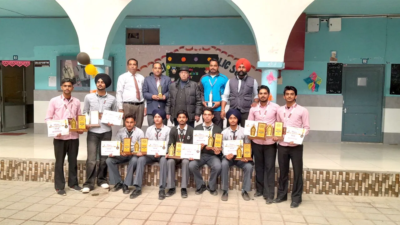चंडीगढ़ यूनिवर्सिटी में कर्नल पब्लिक सीनियर सेकेंडरी स्कूल को “समर्थन में उत्कृष्टता” (एक्सीलेंस इन स्पोर्ट) का खिताब और बच्चों को किया गया सम्मानित