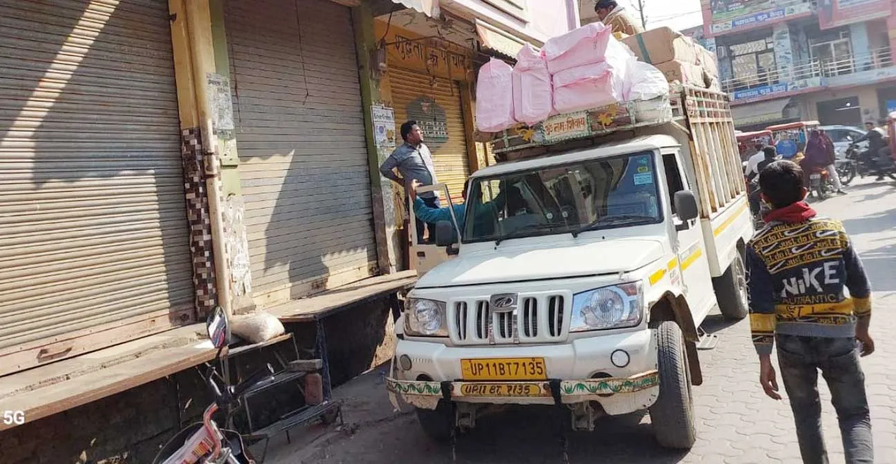 Kairana: दुल्हन पर चाकूबाजी के विरोध में बंद रही कस्बे की दुकानें