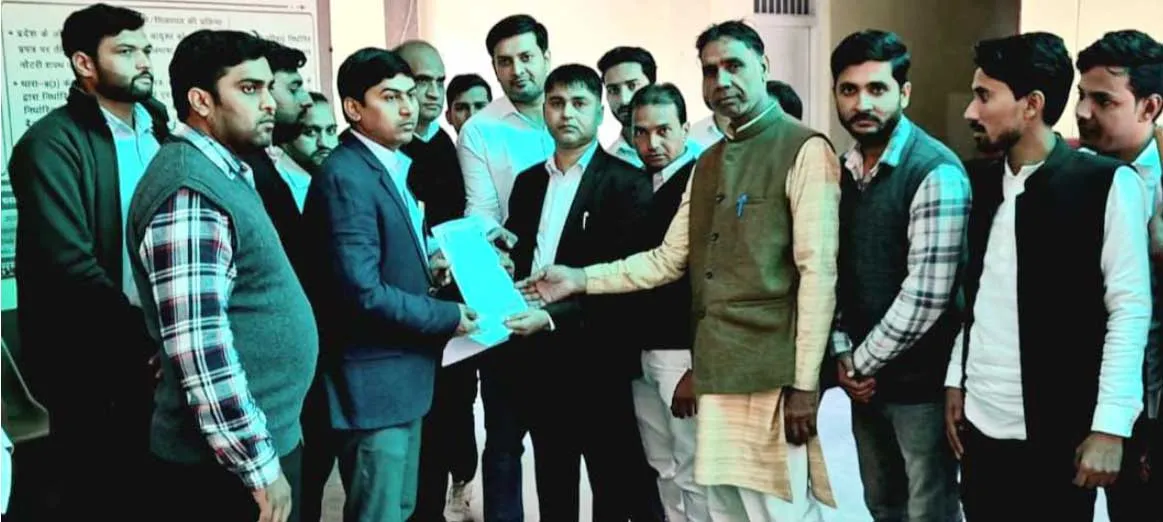 संभल घटना के विरोध में कांग्रेसियों ने एसडीएम को सौंपा ज्ञापन