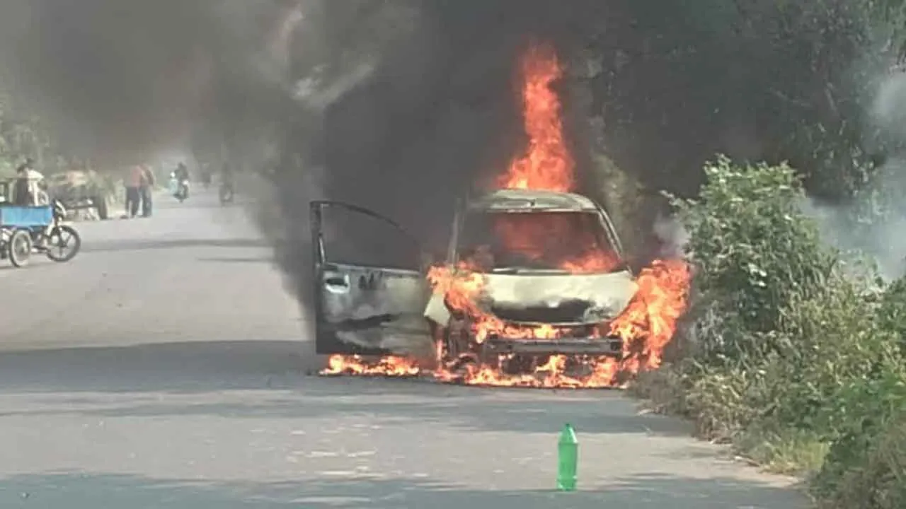द बर्निंग कार: बाल-बाल बचे चाचा-भतीजी