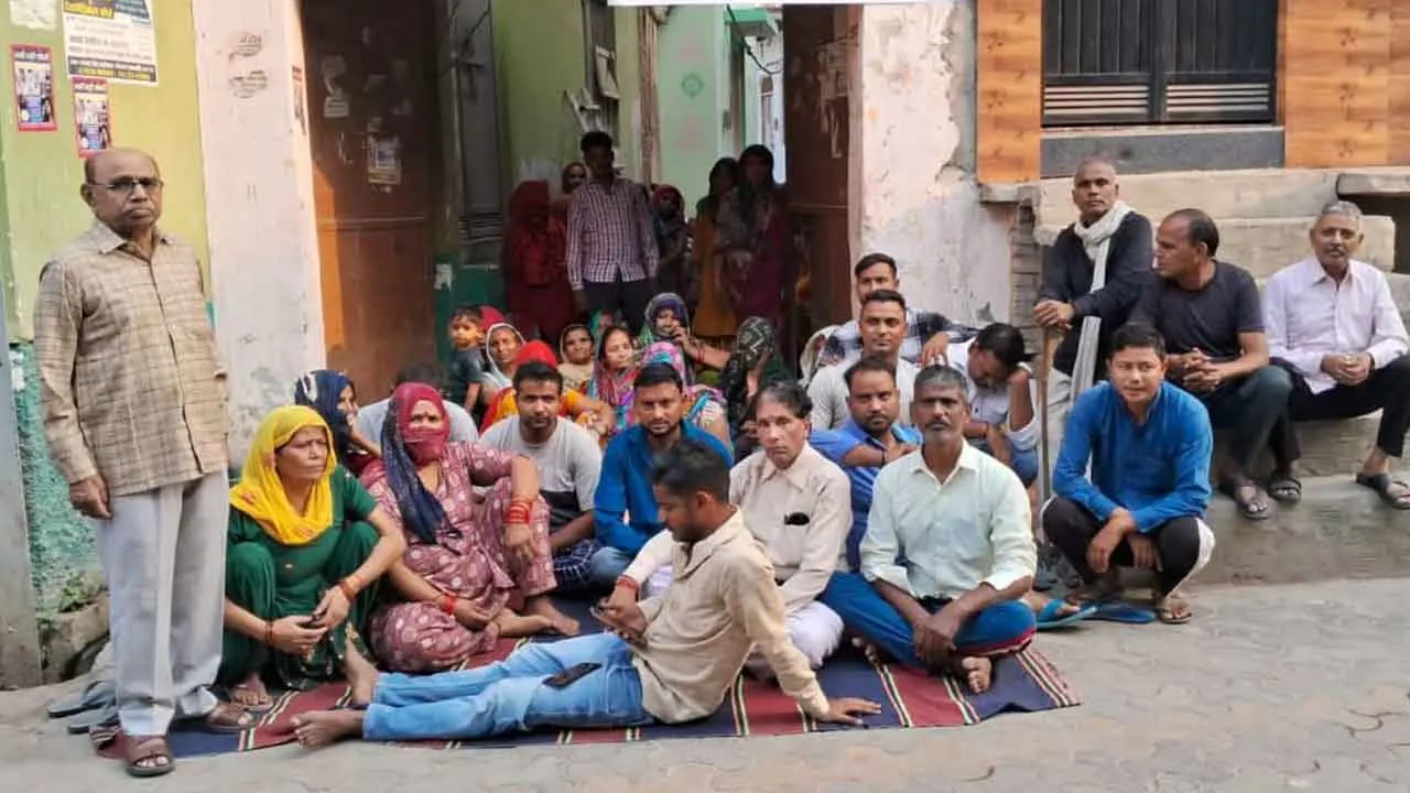 शिव मन्दिर के सामने धरने पर बैठे खटीक समाज के लोग