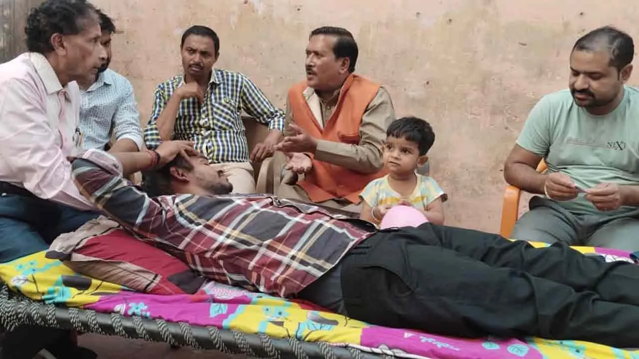 पीड़ित परिवार के बीच पहुंचे खटीक महासभा के पदाधिकारी