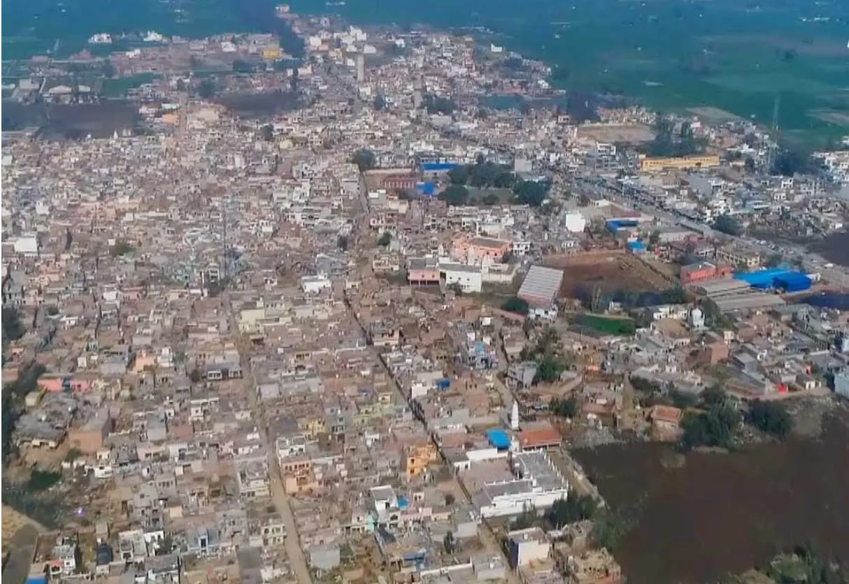 सीवन के छात्र छात्राओ को आज भी उच्च शिक्षा ग्रहण करने के लिए जाना पड़ता है दूसरे शहरों में
