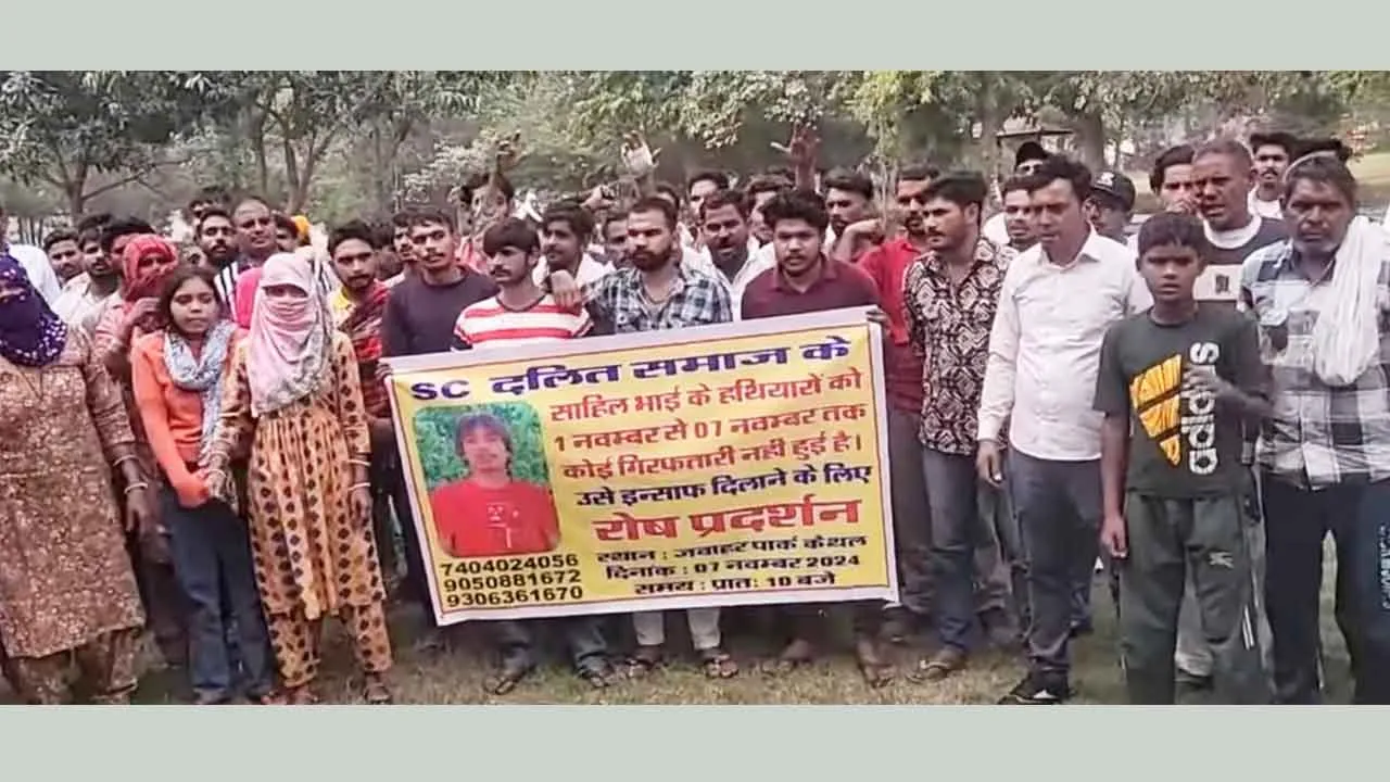 हत्यारोपियों की गिरफ्तारी को लेकर ग्रामीणों ने किया प्रदर्शन, दिया अल्टीमेटम