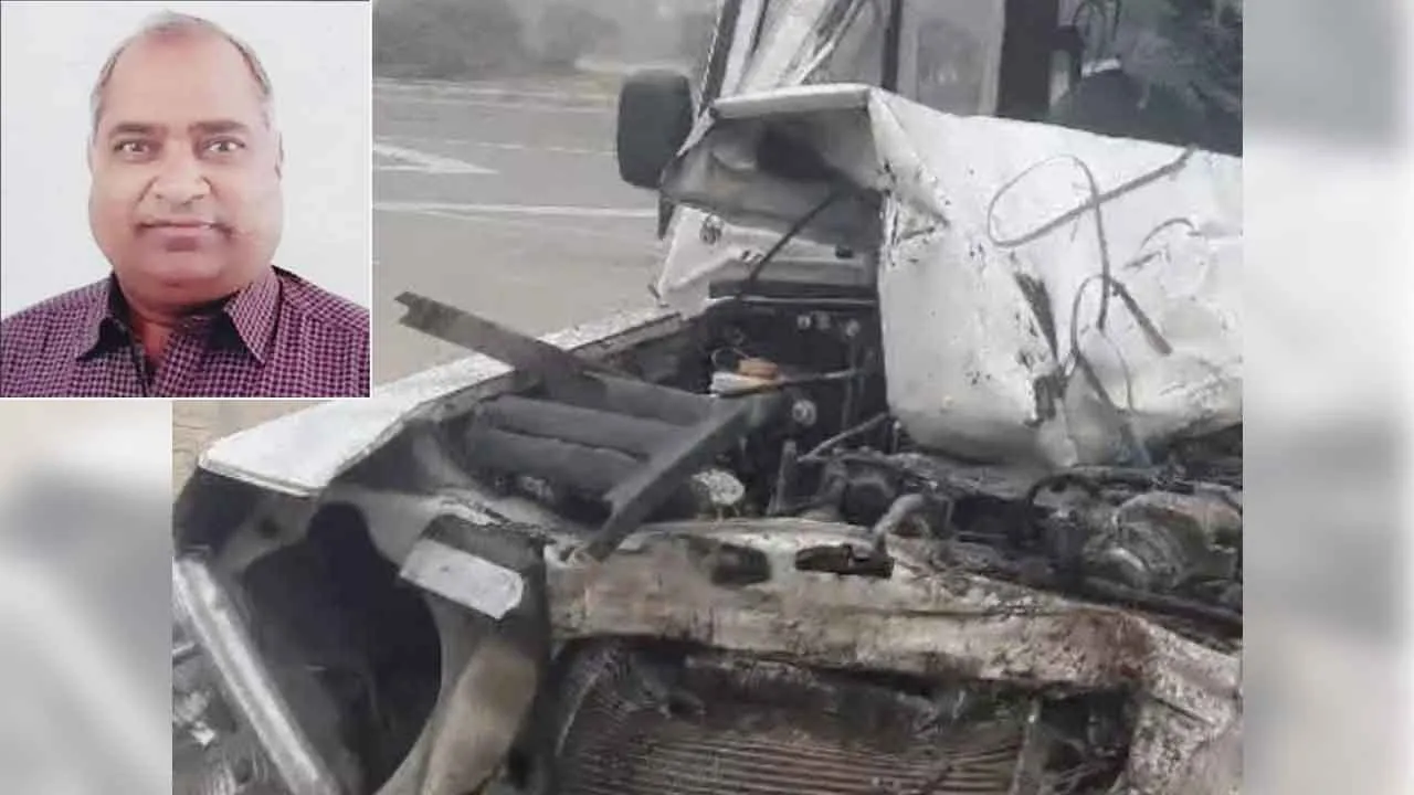 Road Accident: धुंध के चलते ट्रक से टकराई कार, दो की मौत