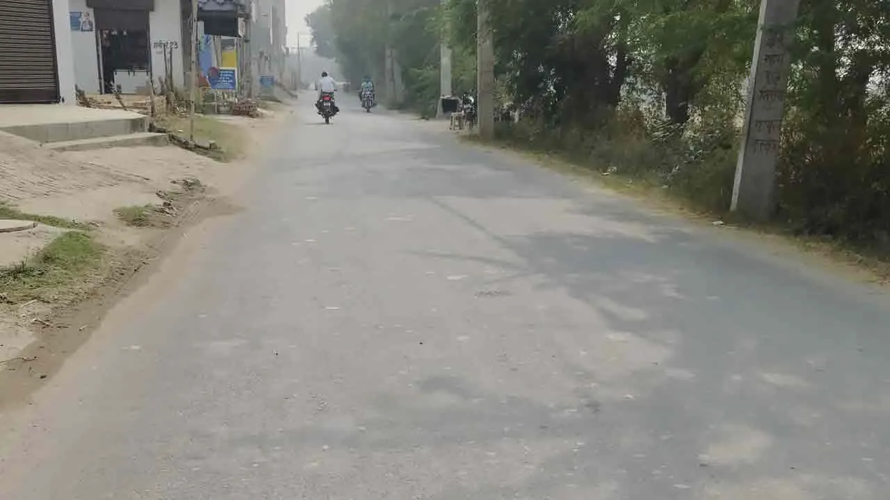धुंध का मौसम शुरू होने वाला, सडको पर धुंधली पड़ चुकी सफेद पट्टिया बन सकती है हादसों का कारण