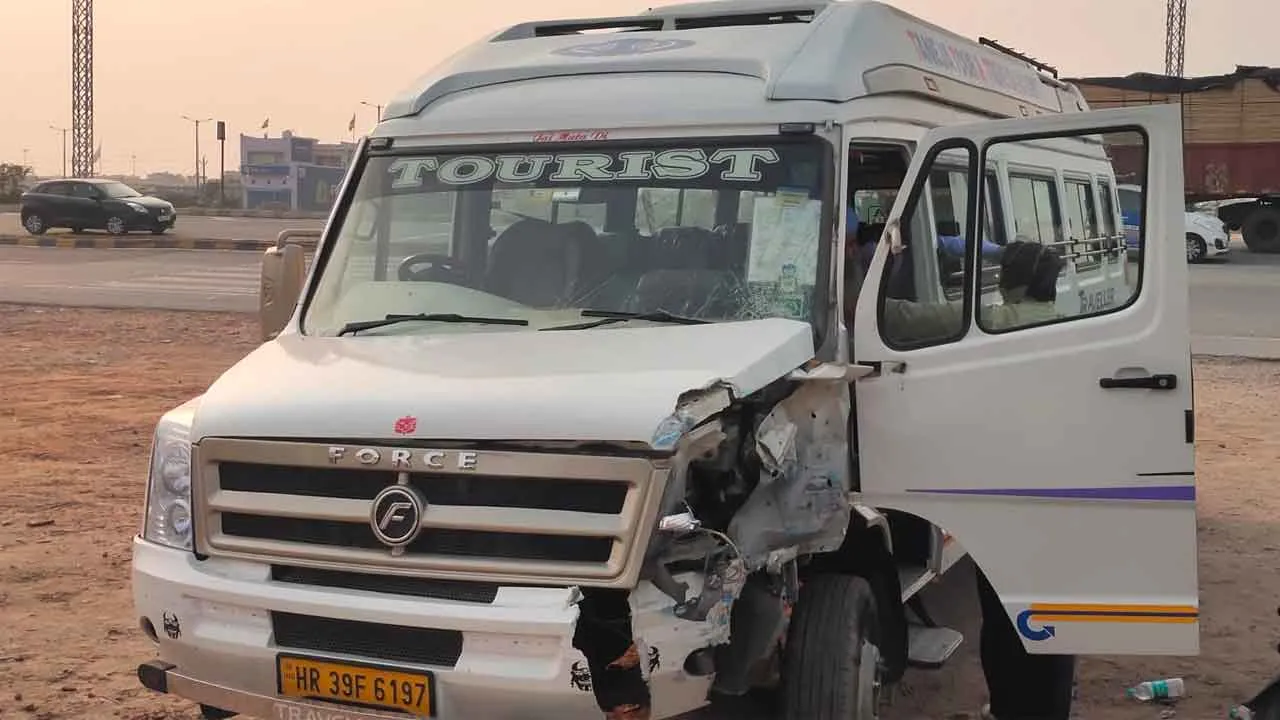 Road Accident: कलायत बाईपास के पास टकराई बस और टेंपो ट्रैवलर गाड़ी, बाल बाल बचे यात्री