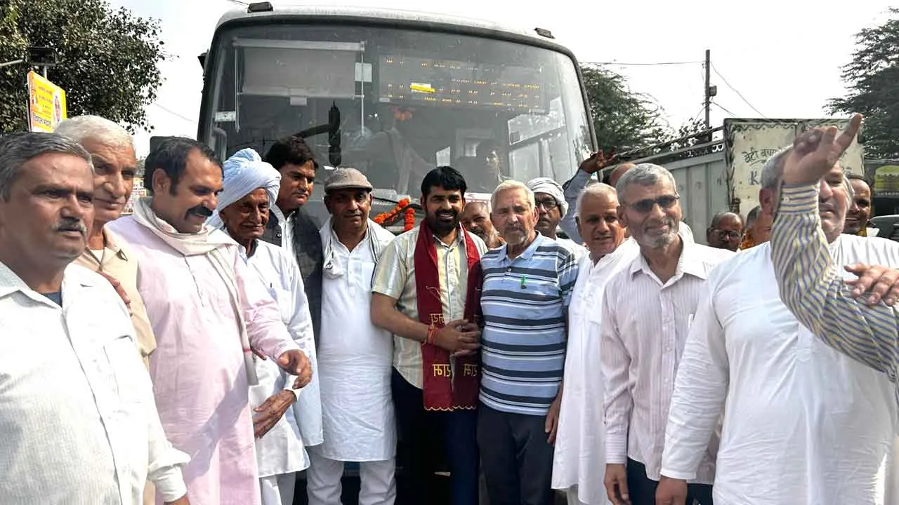 Haryana Roadways Bus: विधायक ने नारियल तोडक़र की बस की शुरूआत