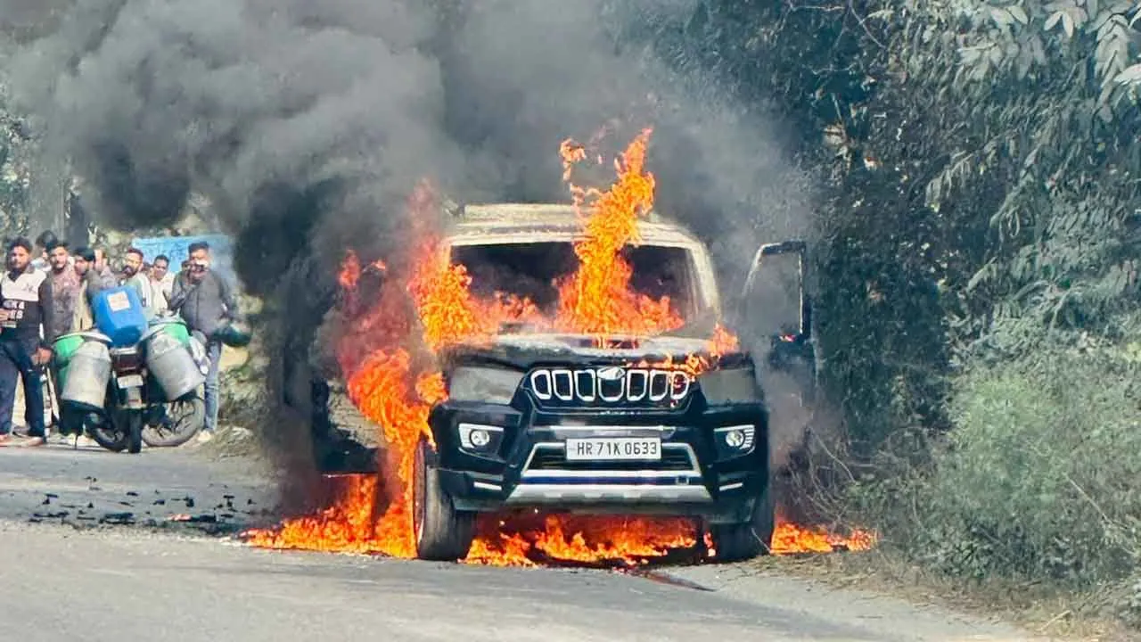 Car Catches Fire: चलती कार में लगी आग, चंद मिनटों में जली कार