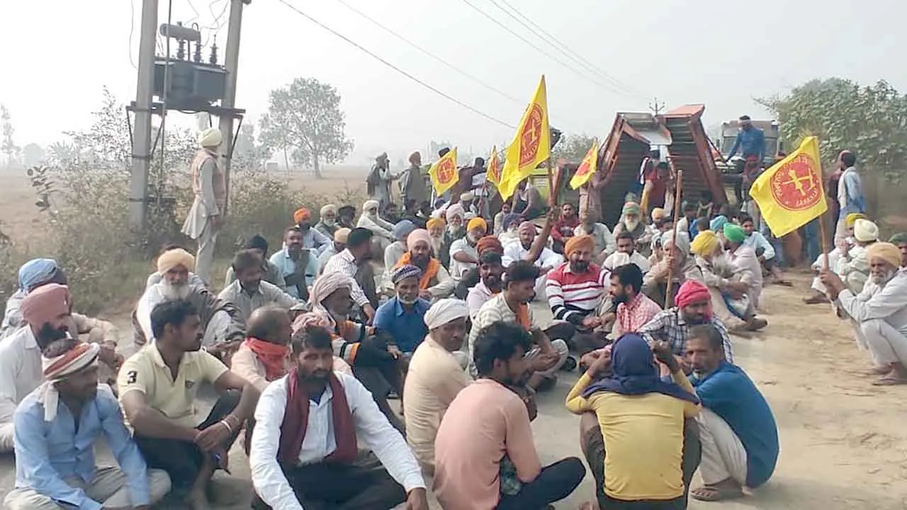 Farmers Protest: धान की लिफ्टिंग न होने पर फूटा किसानों का गुस्सा