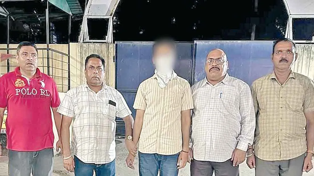 Bribe: नगर निगम का डाटा एंट्री ऑपरेटर 10 हजार रूपये की रिश्वत लेता रंगे हाथों काबू