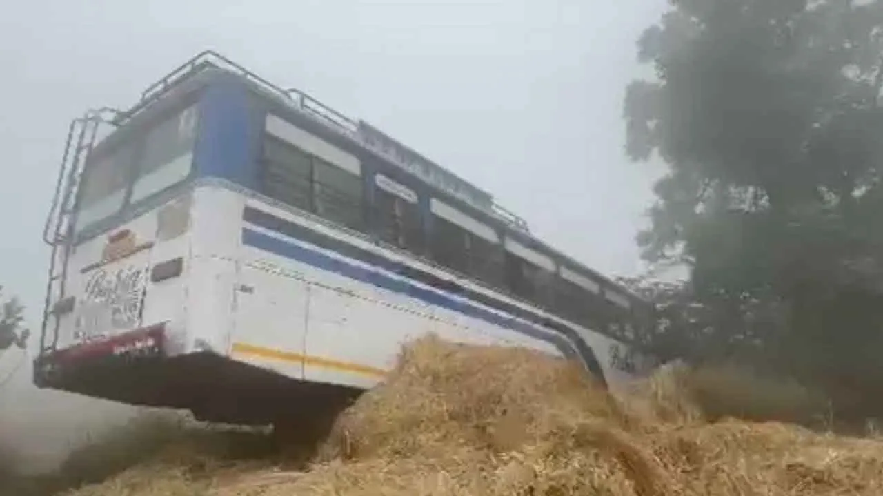 Road Accident: प्राइवेट बस और ट्रैक्टर ट्राली के बीच टक्कर