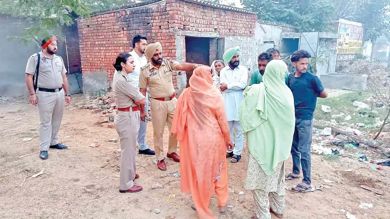 ड्रग मनी सहित गलत नंबर वाले एक दर्जन से अधिक वाहन किए जब्त