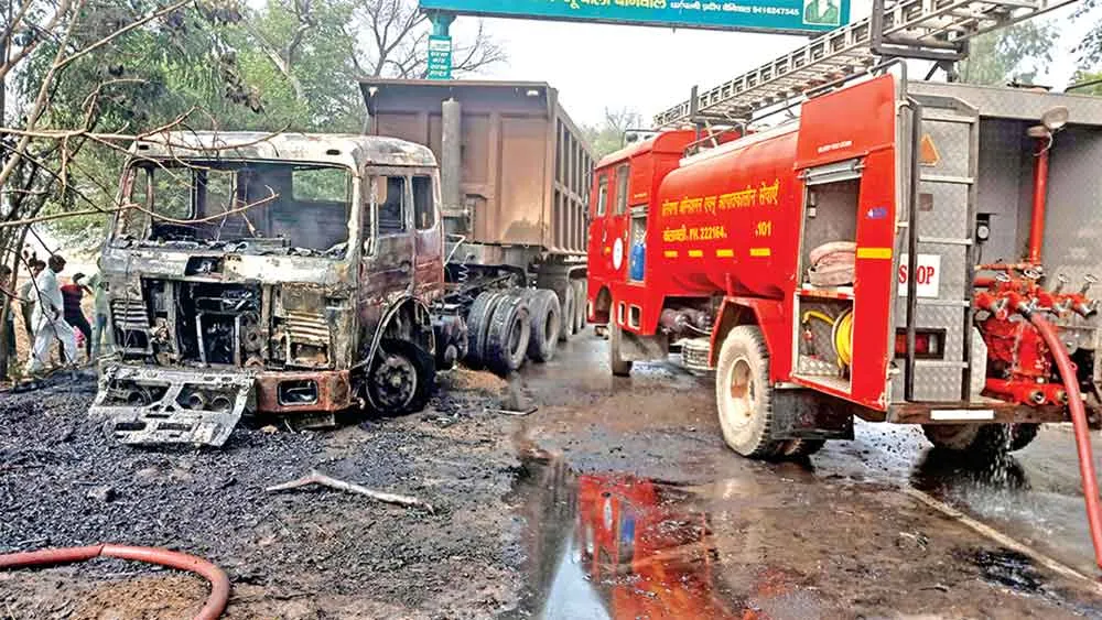 Fire: ट्रक में लगी आग, चालक ने कूदकर बचाई जान