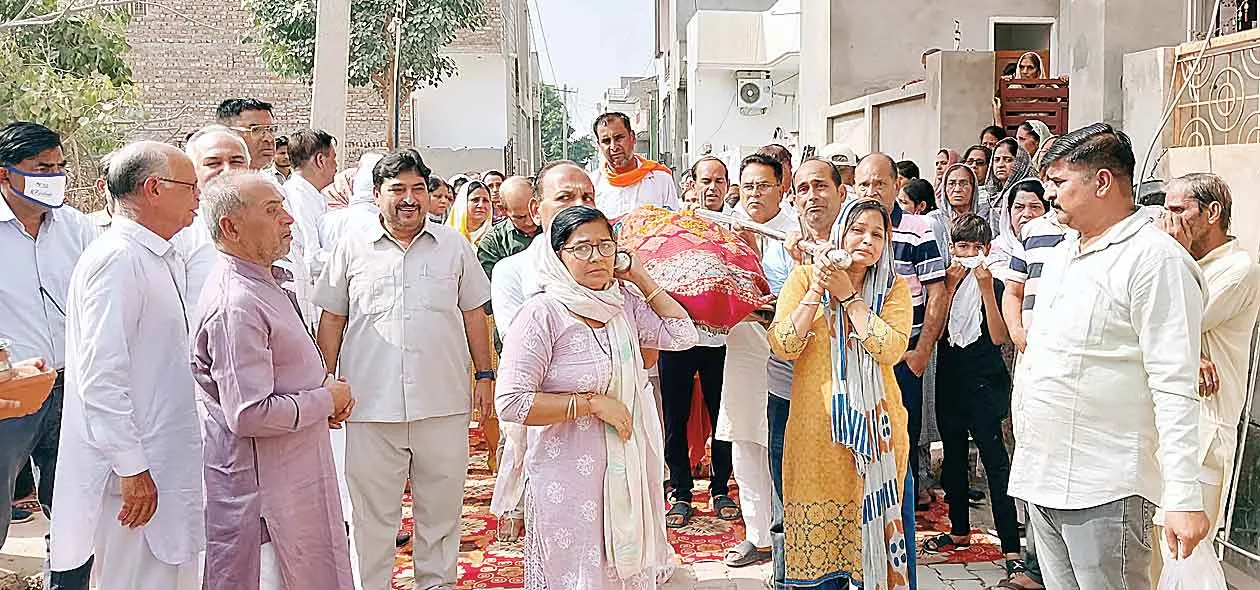Paid Tribute: बेटियों ने दिया माँ की अर्थी को कंधा, लोगों ने दी श्रद्धांजलि
