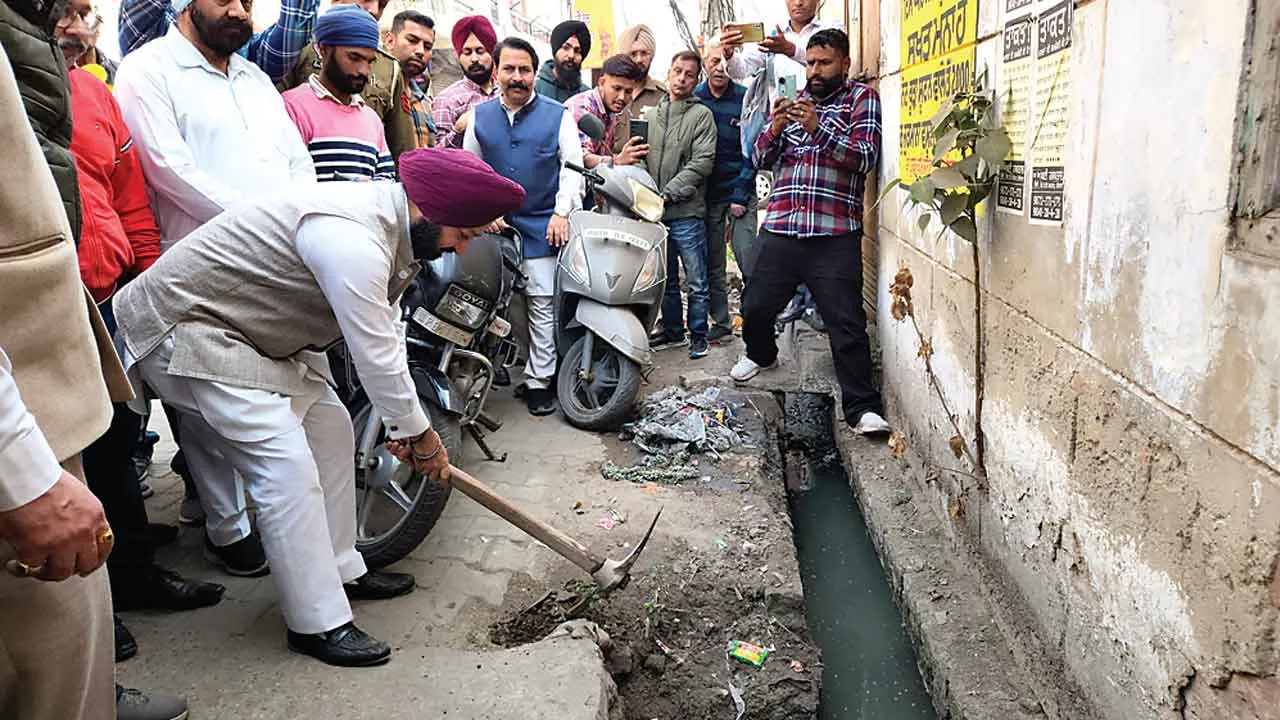 विधायक अजीतपाल कोहली ने स्कूटी पर किया बाजारों व सड़कों का दौरा