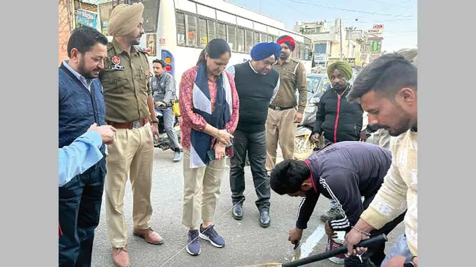 पटियाला में ट्रैफिक सुधार को लेकर उठाए ठोस कदम, बाजारों में लगी सफेद पट्टियां