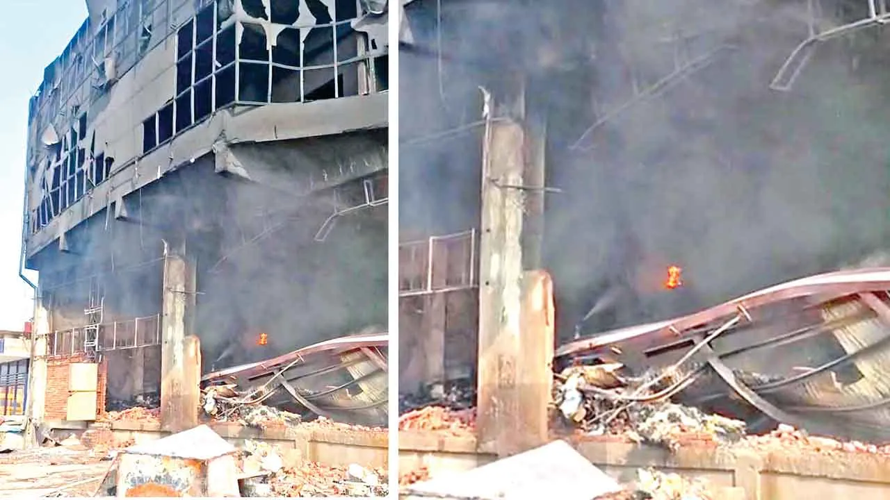 Fire: कबाड़ के गोदाम में लगी भयानक आग, सामान जलकर राख