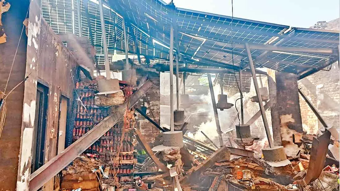Raikot Fire News: रायकोट में गोदाम को लगी आग, करोड़ों का नुक्सान, जानी नुक्सान से बचाव