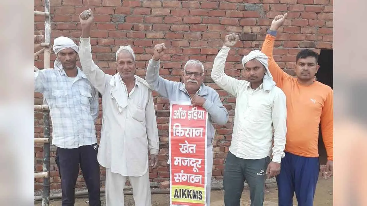 Prepaid Meter: प्रीपेड मीटर लगाने की योजना के विरोध में किया प्रदर्शन