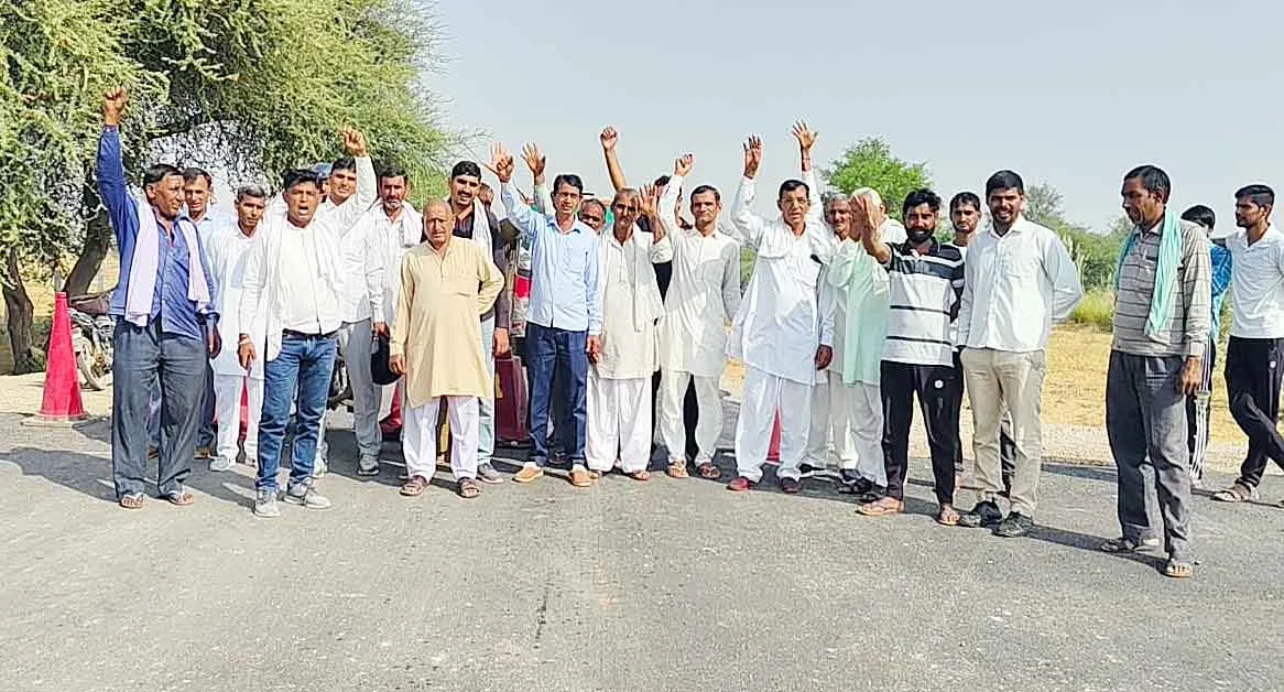 सादुलपुर से गुलपुरा सड़क मार्ग पर ओवरब्रिज बनाने की माँग, किया प्रदर्शन