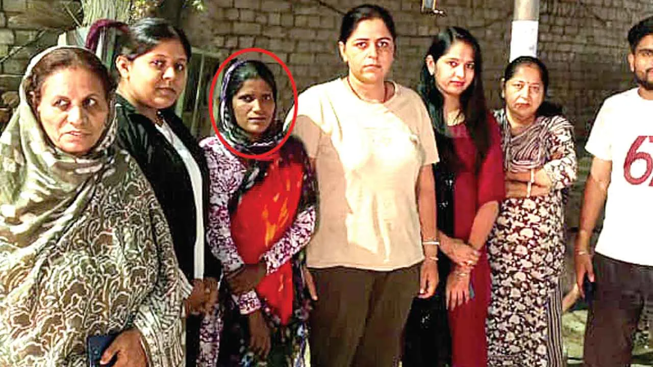 अनजान शहर में खराब तबीयत के चलते रात के अंधेरे में बैठी महिला का सहारा बने डेरा सेवादार