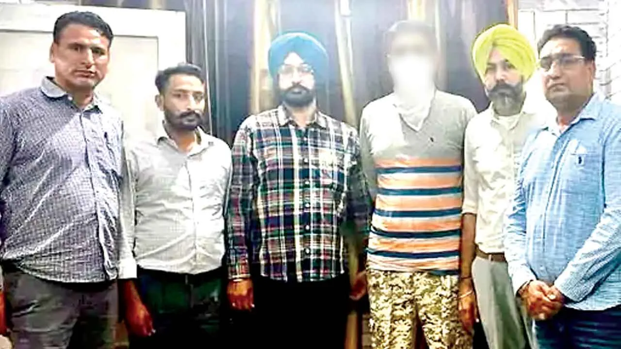 Bribe: रिश्वत लेने के आरोप में सिपाही गिरफ्तार, एएसआई फरार