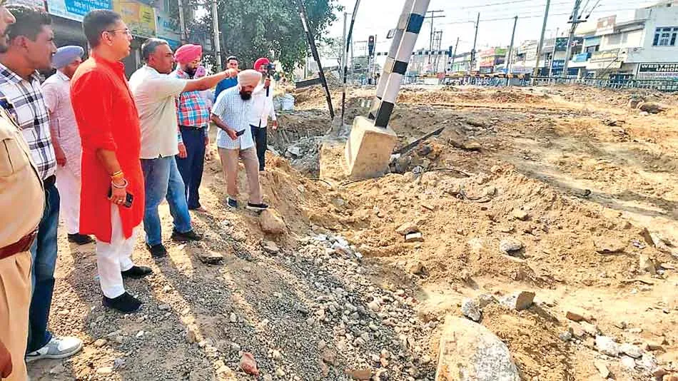 कैबिनेट मंत्री अरोड़ा ने रेलवे अंडर ब्रिज के निर्माण कार्यों का लिया जायजा