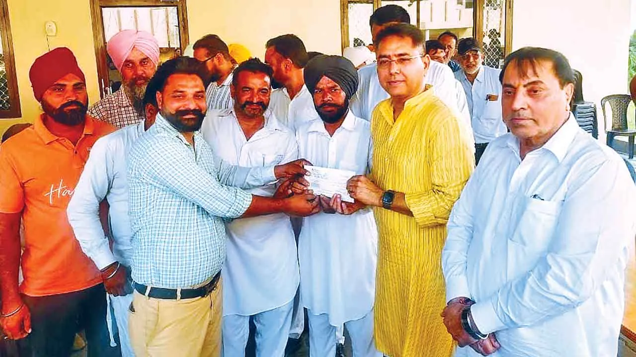 कैबिनेट मंत्री ने नई बनी पंचायतों को सौंपे विकास कार्यों के चैक