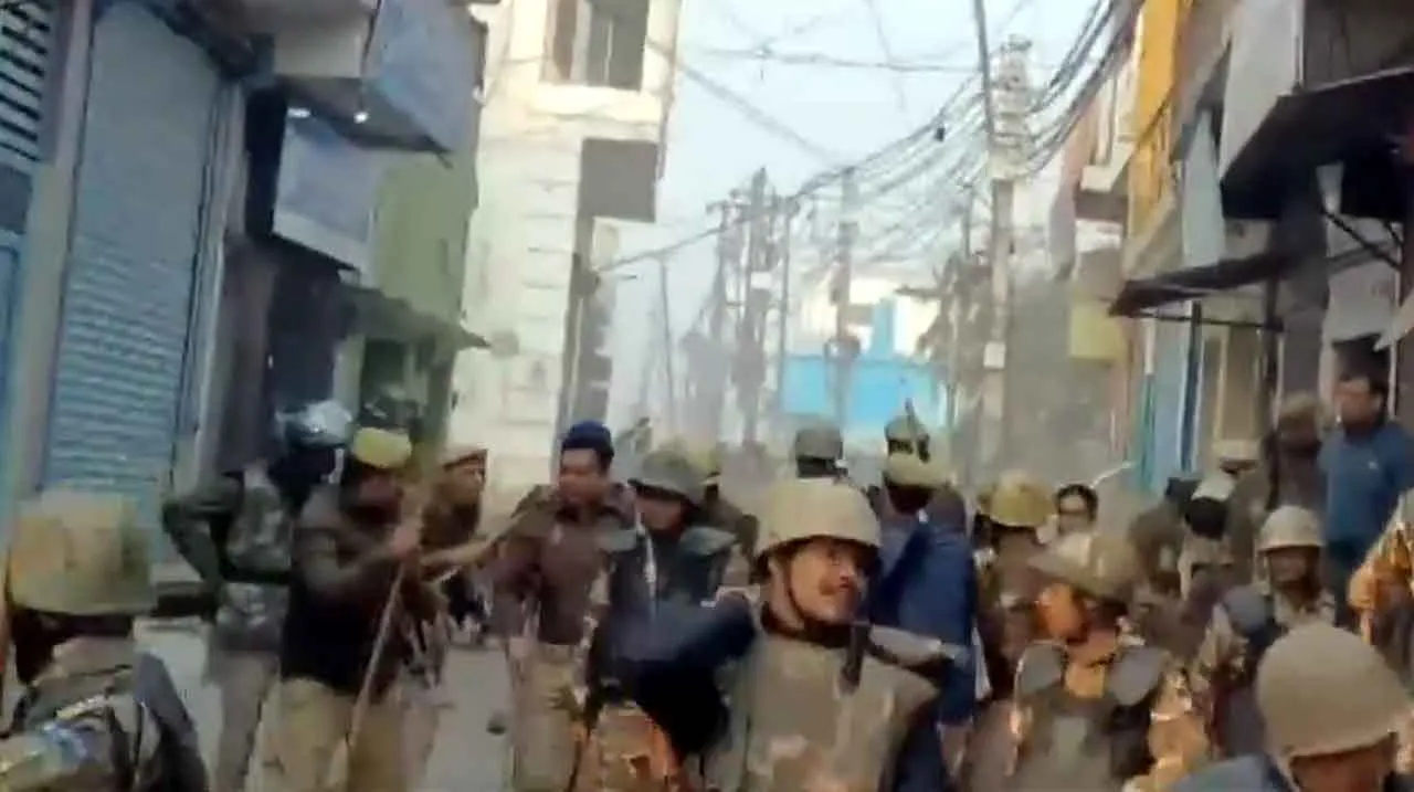 Uttar Pradesh Violence: शाही जामा मस्जिद की सर्वे टीम पर पथराव, पुलिस ने बचाव में छोड़े आंसू गैस के गोले
