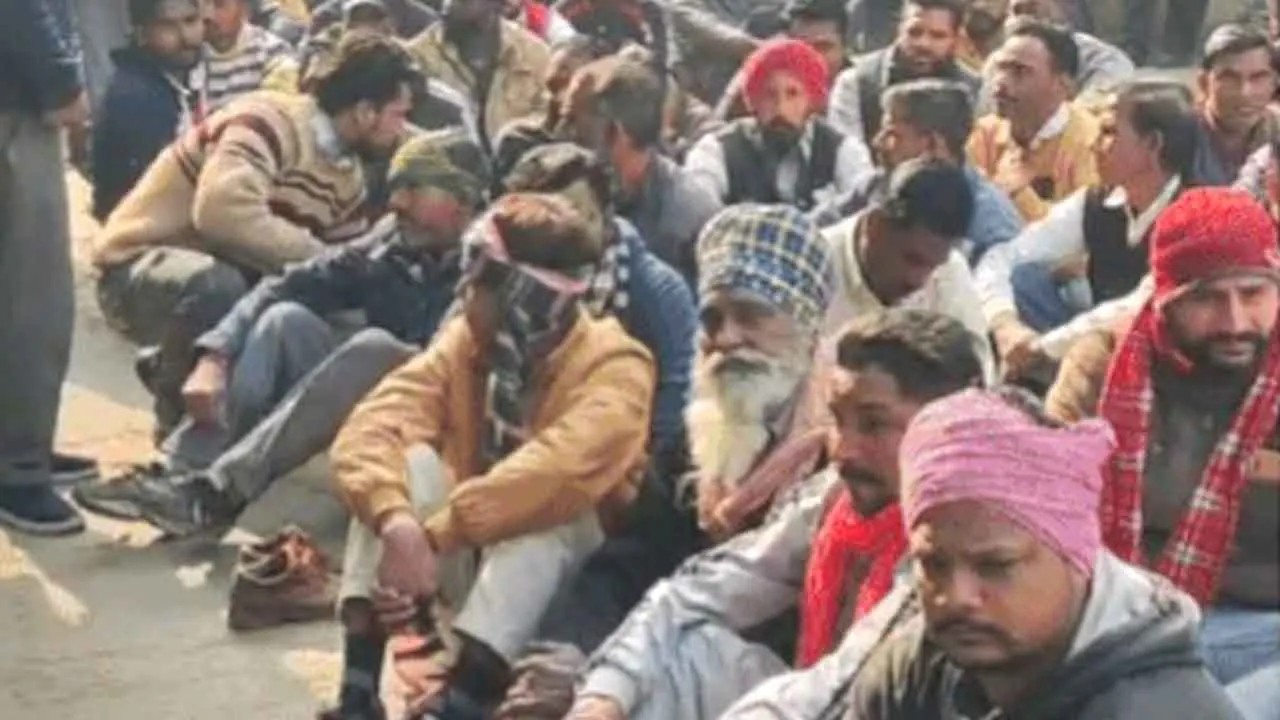 पक्का करने की मांग, हड़ताल पर बैठे सफाई कर्मी