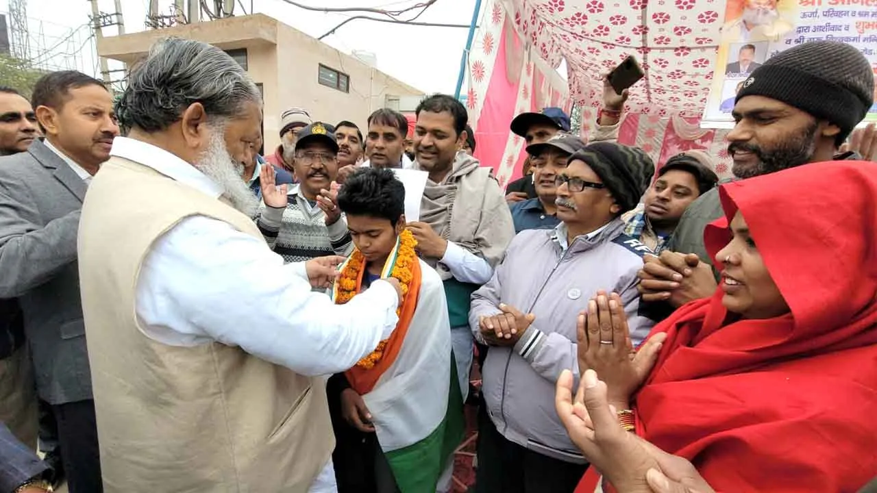 Anil Vij: परिवहन मंत्री विज ने सान्या की मैराथन को सराहा