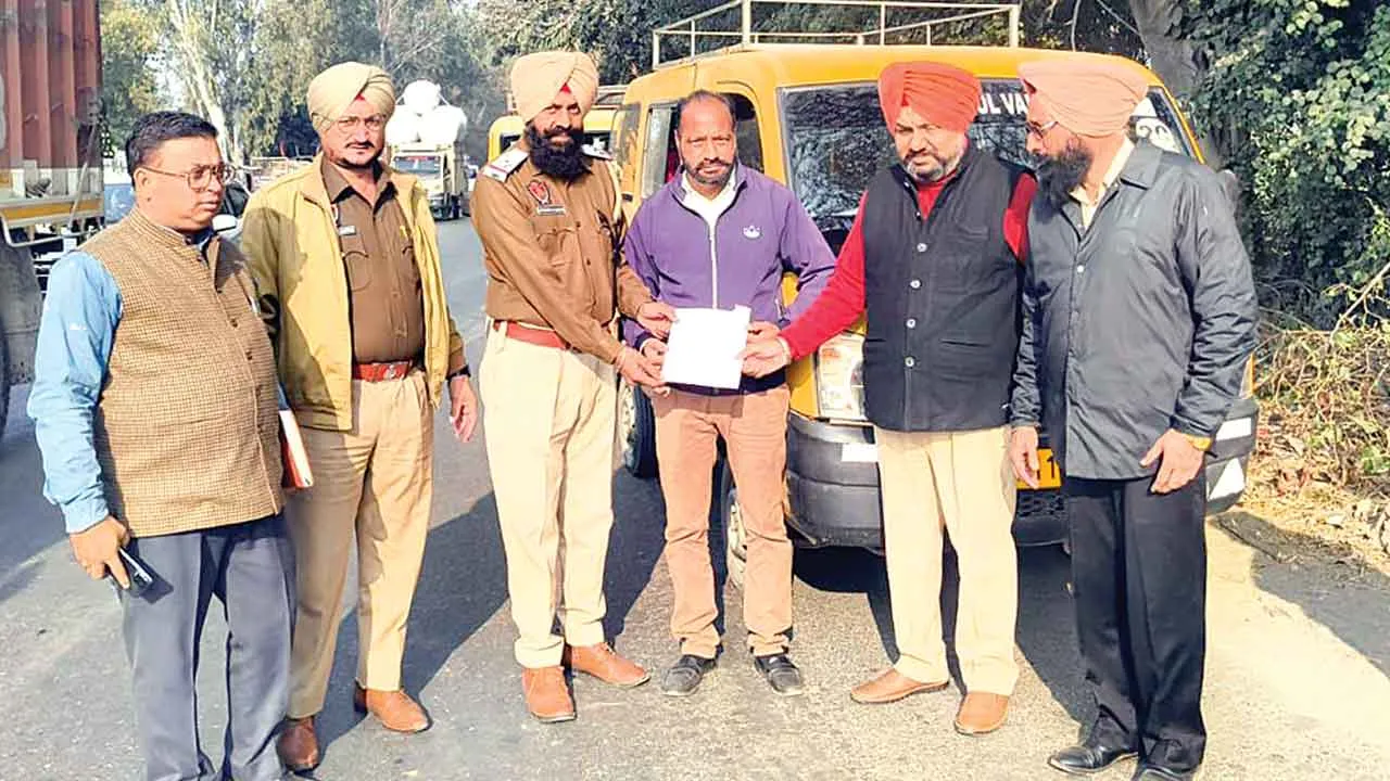 Safe School Vehicle Policy: सेफ स्कूल वाहन पॉॅलिसी के तहत स्कूल बसों की हुई चैकिंग, दी हिदायतें